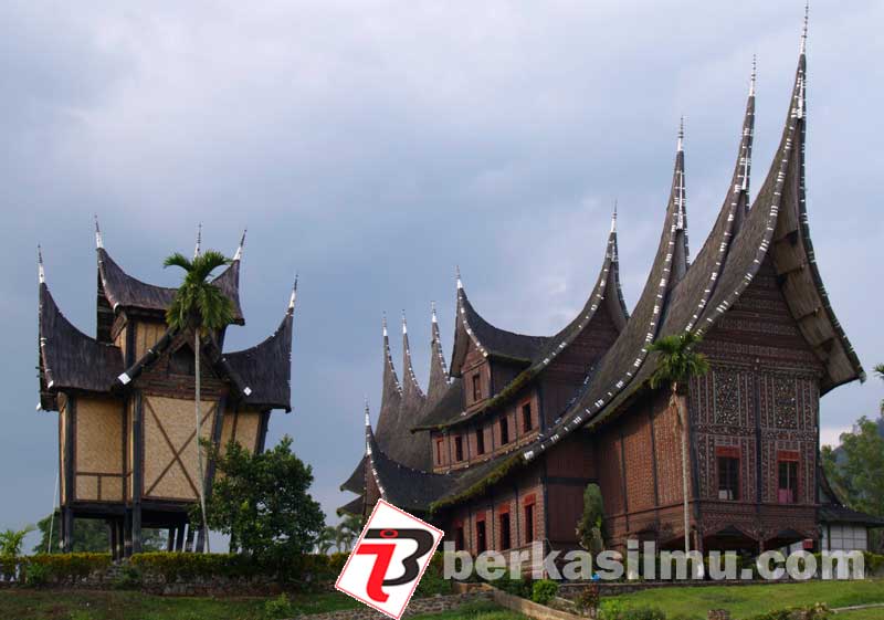 Sejarah Kerajaan Minangkabau 3 Foto Istana Basa Pagaruyung