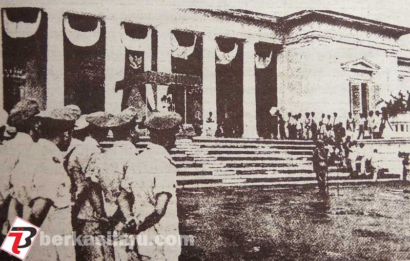 Presiden Sukarno membacakan Dekrit Presiden 5 Juli 1959