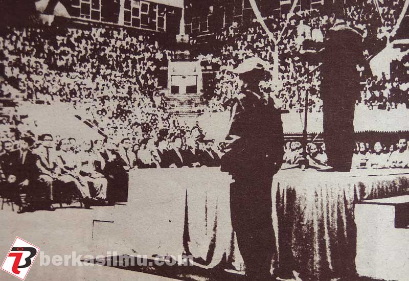 Foto Presiden Sukarno mengumumkan Indonesia keluar dari PBB